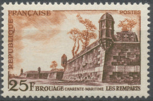 Série touristique. Remparts de Brouage  (16° siècle). 25f. Brun-rouge et brun-lilas. Neuf luxe ** Y1042