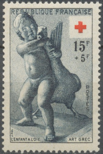 Au profit de la Croix-Rouge. Croix en rouge. L'enfant à l'oie (statue grecque) 15f. + 5f. Bleu-gris. Neuf luxe ** Y1049