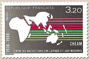 Centre des Hautes Etudes sur l'Afrique et l'Asie Modernes. Carte des deux continents  3f.20 rouge, vert et noir Y2412