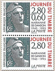 Journée du Timbre. Cinquantenaire Marianne de Gandon. Timbre sur timbre. Émis en carnet. La paire 2933a + 2934 Y2934A