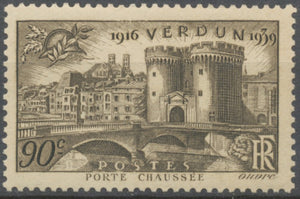 23e anniversaire de la victoire de Verdun. Verdun : la Porte Chaussée. 90c. Gris-brun Neuf luxe ** Y445