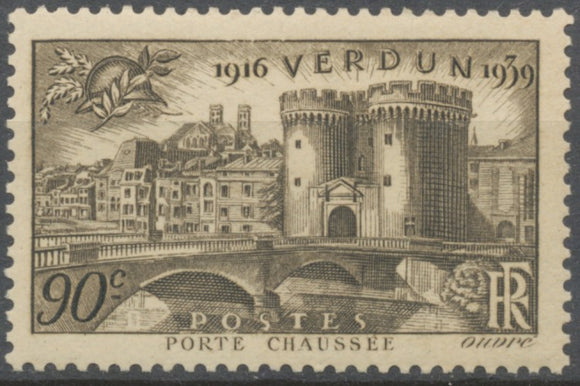 23e anniversaire de la victoire de Verdun. Verdun : la Porte Chaussée. 90c. Gris-brun Neuf luxe ** Y445